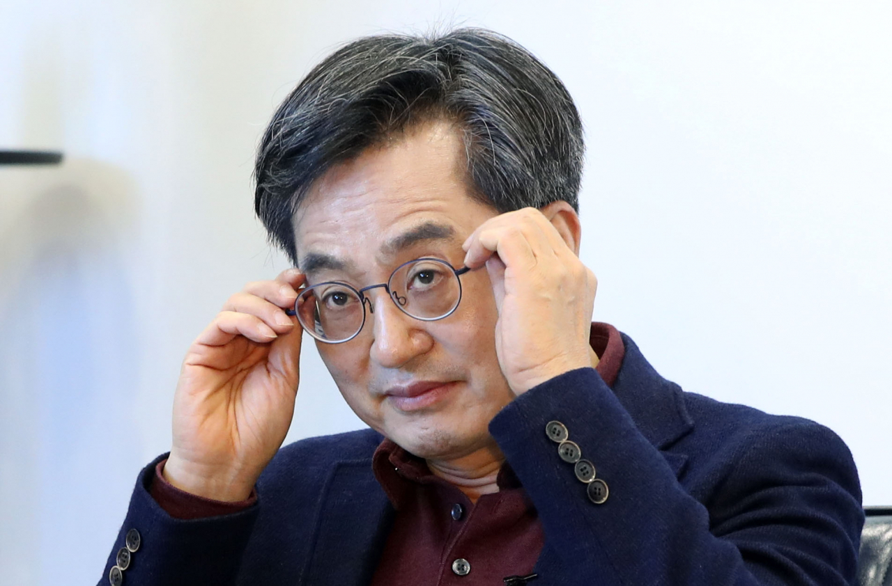 김동연 전 경제부총리가 17일 서울 성동구 서울숲 포휴에서 열린 여야 대선 후보에 대한 정책을 검증하는 선후포럼에 참석해 시작에 앞서 안경을 고쳐쓰고 있다. [연합]