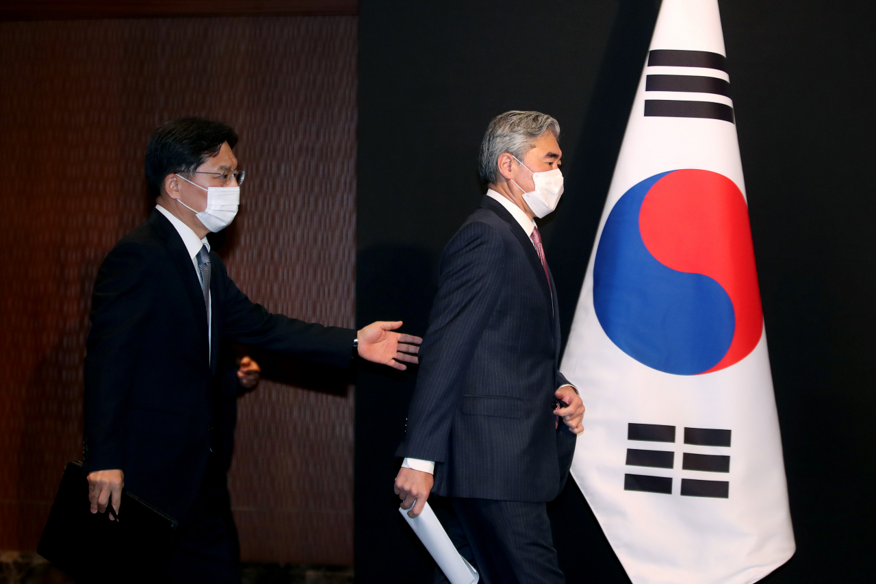 노규덕 외교부 한반도평화교섭본부장(왼쪽)이 성 김 미 국무부 대북 특별대표와 24일 오전 서울 중구 롯데호텔에서 한미 북핵 수석대표 협의를 마친 후 도어스테핑을 위해 이동하고 있다. [연합]
