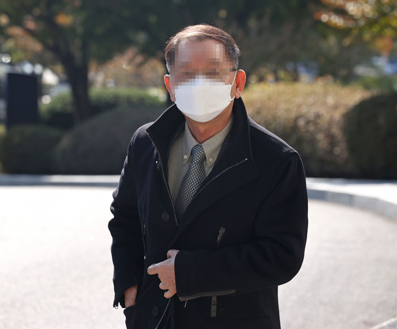 성남 대장동 개발 로비·특혜 의혹 사건과 관련해 검찰 조사를 받고 있는 황무성 성남도시개발공사 초대 사장이 24일 오후 참고인 신분으로 소환돼 서울 서초구 서울중앙지검에 들어서고 있다. [연합]