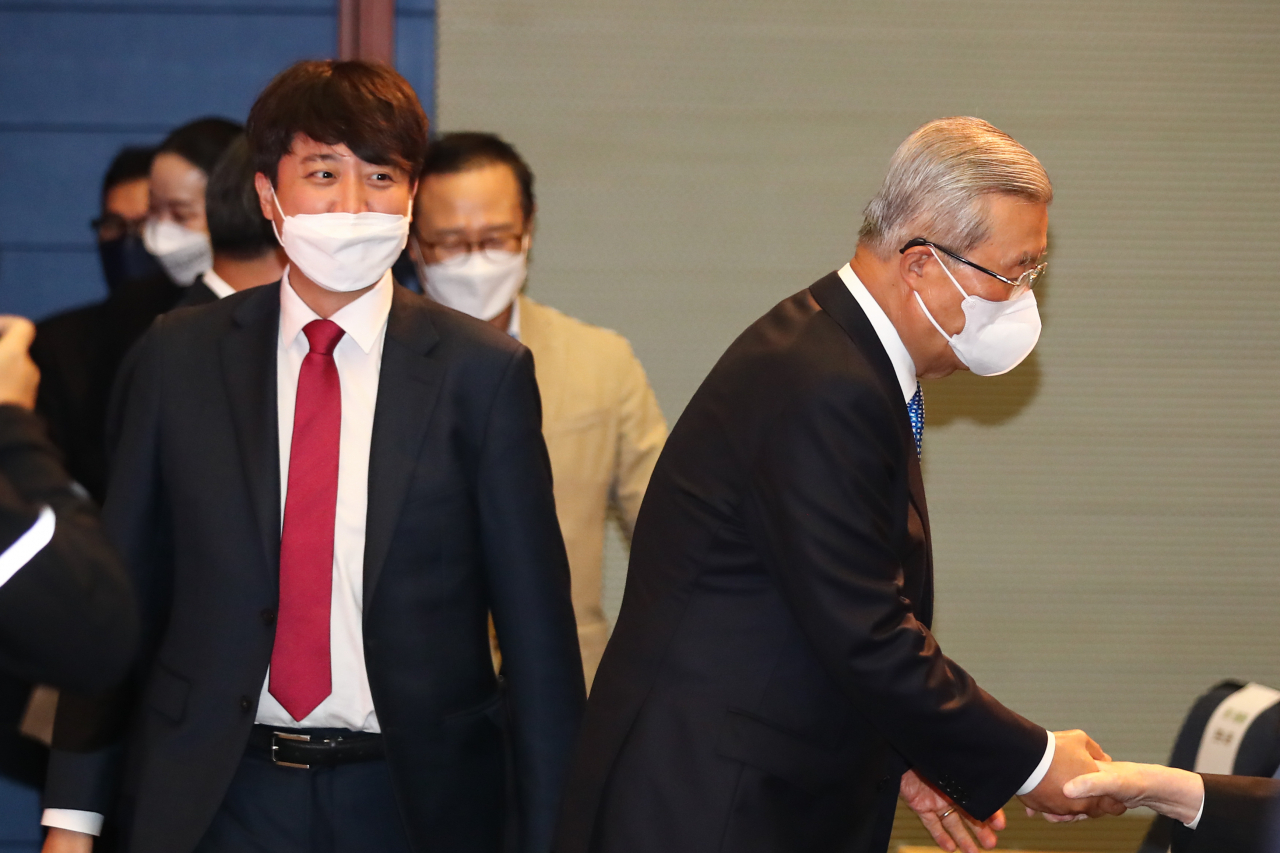 국민의힘 이준석 대표와 김종인 전 비상대책위원장이 24일 오후 서울 마포구 상암동 누리꿈 스퀘어 국제회의실에서 열린 ‘새로운물결(가칭)’ 창당 발기인 대회에서 기념촬영을 마치고 자리로 향하고 있다. [연합]