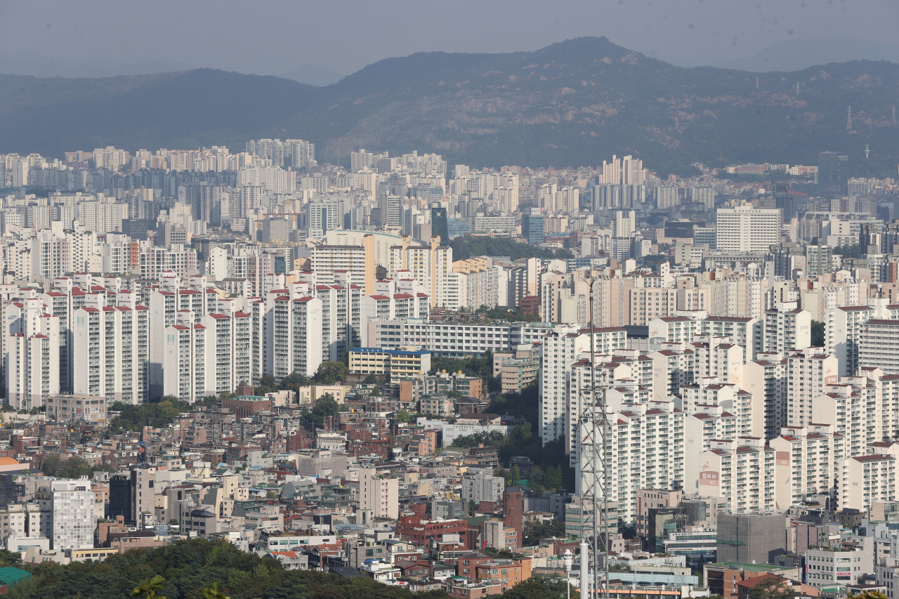 수도권 아파트값 상승폭이 3개월래 가장 낮은 수준으로 떨어졌다. 14일 한국부동산원이 10월 둘째주 주간 아파트 가격 동향을 조사한 결과 수도권 아파트값 상승률은 0.32%로 7월 둘째주(0.32%) 이후 최저치를 기록했다. 인기단지에 대한 수요는 여전하나 은행들이 대출을 조이는 데다 그간 상승에 따른 피로감으로 매수세가 감소한 것으로 풀이된다. 사진은 이날 오후 서울 남산에서 바라본 서울 시내 아파트. [연합]