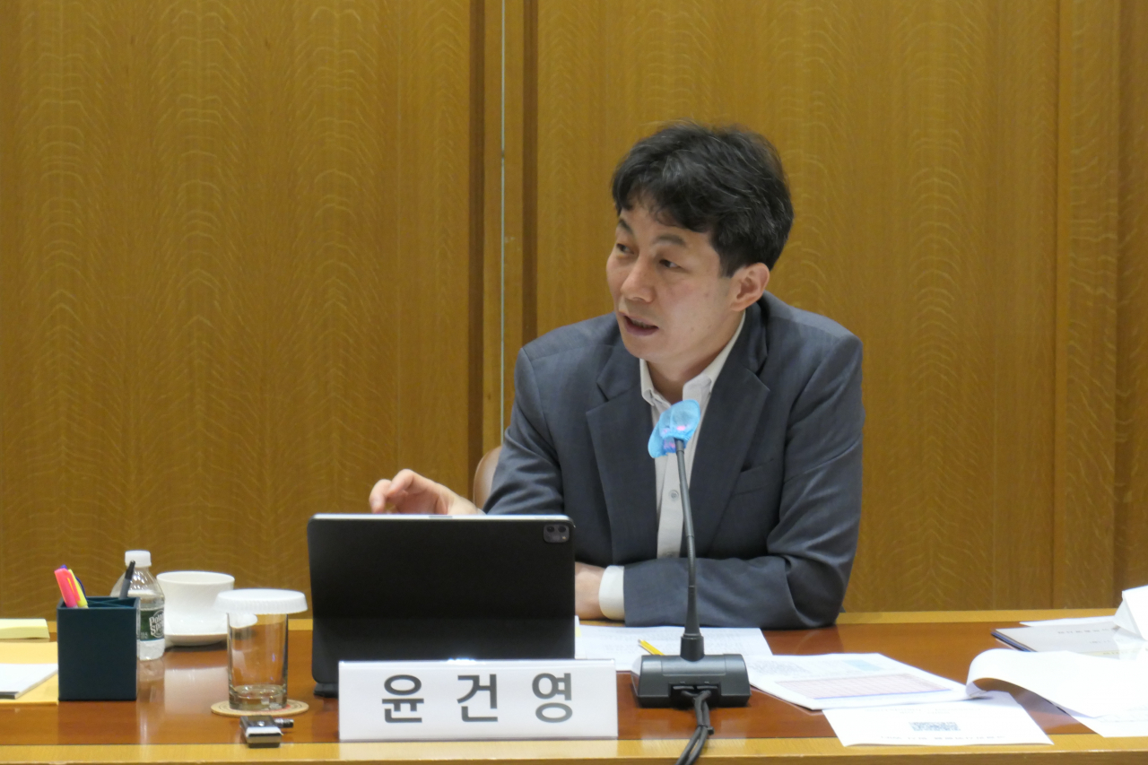 11일(현지시간) 미국 주유엔 한국대표부에서 열린 국회 외교통일위원회 국정감사에 참석한 더불어민주당 윤건영 의원. [연합]