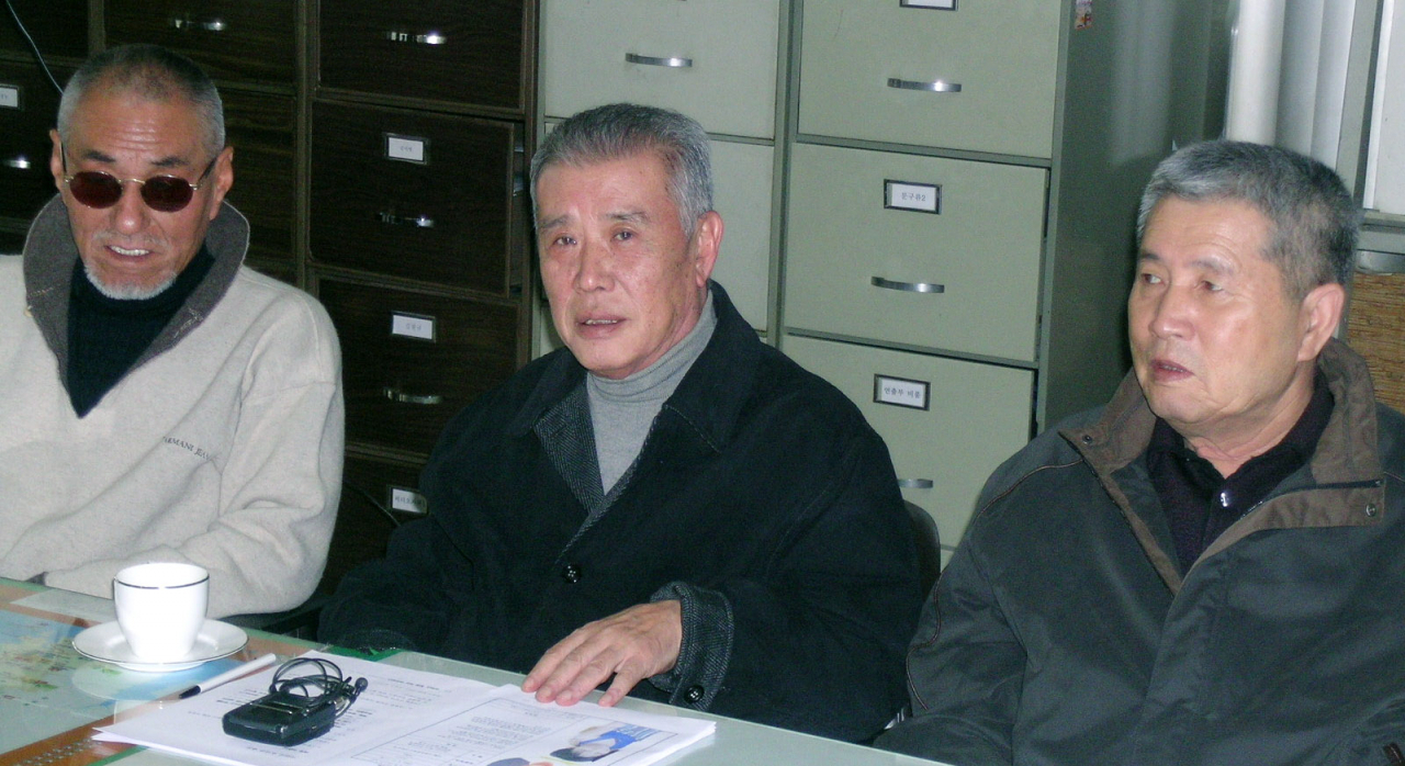 '아제아제 바라아제', '서편제', '취화선' 등을 제작한 한국 영화계의 거목 이태원 태흥영화사 전 대표가 24일 별세했다. 이 대표는 지난해 5월 낙상사고를 당해 약 1년 7개월간 서울 서대문구 세브란스 병원에 입원해 있다 이날 세상을 떠났다. 고인이 빈소도 이 병원에 꾸려질 예정이다. 사진은 2005년 11월 9일 당시 임권택 감독의 100번째 영화 '천년학'의 아역배우 오디션에서 임권택 감독과 이태원 태흥영화사 대표, 정일성 촬영감독. [연합]