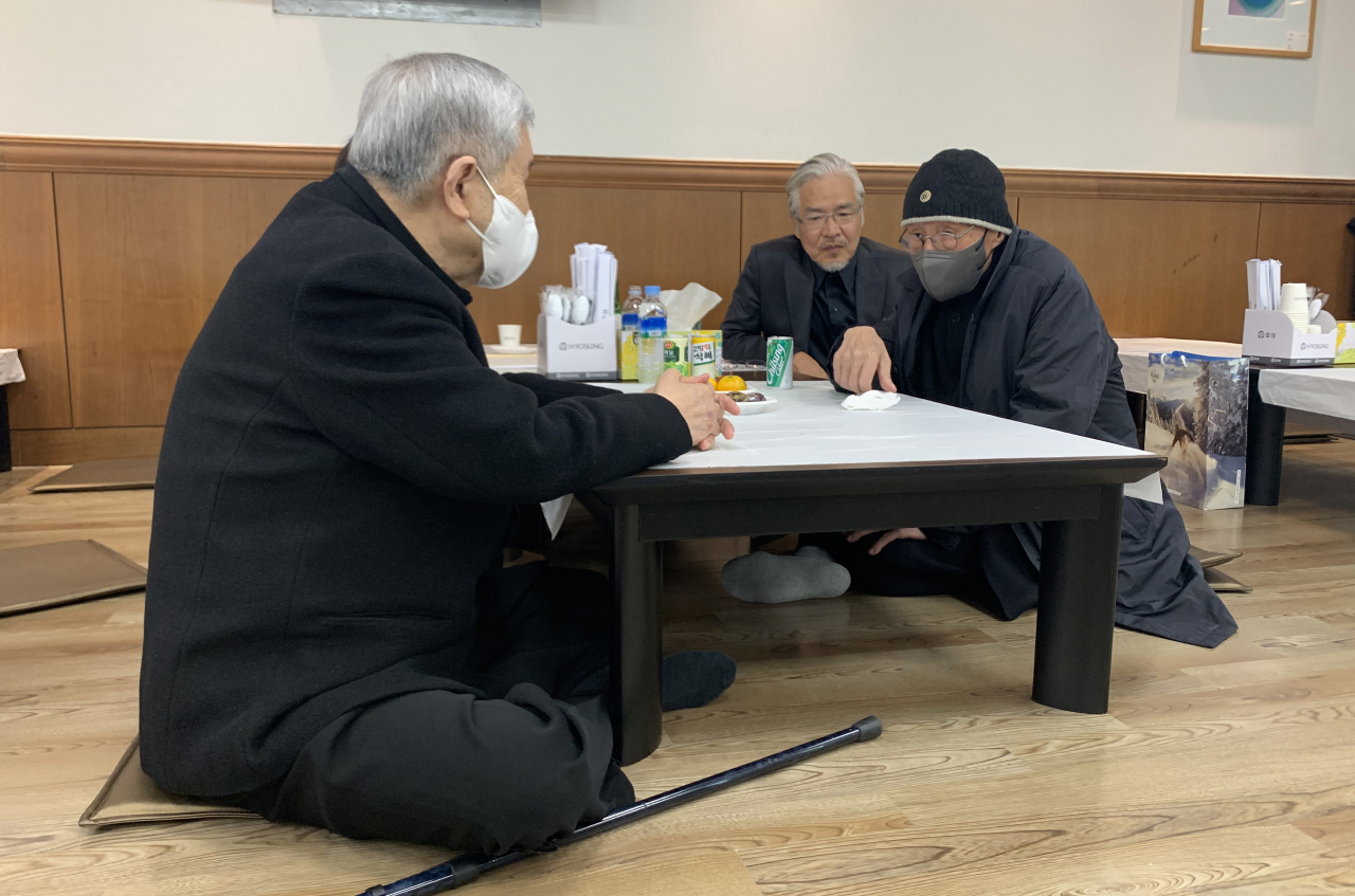 24일 서울 서대문구 신촌세브란스 장례식장에 마련된 이태원 태흥영화사 대표의 빈소를 찾은 임권택(왼쪽부터), 임상수, 정일성 감독이 대화하고 있다. 영화 '서편제', '아제 아제 바라아제' 등을 제작한 한국 영화계의 거목 이 대표는 향년 83세로 생을 마감했다. 1984년 '태흥영화사'를 설립해 임권택 감독, 정일성 촬영감독과 평생의 트리오로 활약하며 한국 영화사에 길이 남을 역작을 남겼다. [연합]