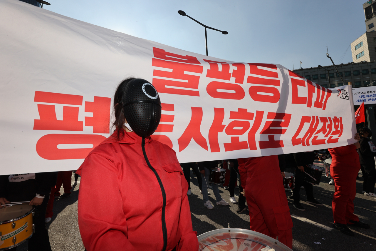 10·20 민주노총 총파업에 참가한 조합원들이 지난 20일 서울 서대문역 네거리에 기습 집결해 도로를 점거한 채 ‘5인 미만 사업장 차별 철폐·비정규직 철폐, 모든 노동자의 노조활동 권리 쟁취’ 등을 주장하며 집회를 하고 있다. ［연합］