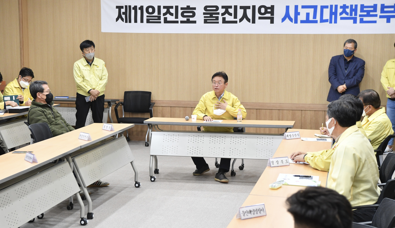이철우 경북지사는 지난 23일 울진 후포수협에 마련된 제11일진호 전복 사고대책본부를 찾아 실종자 수색에 만전을 기해줄 것을 당부했다.[경북도 제공]