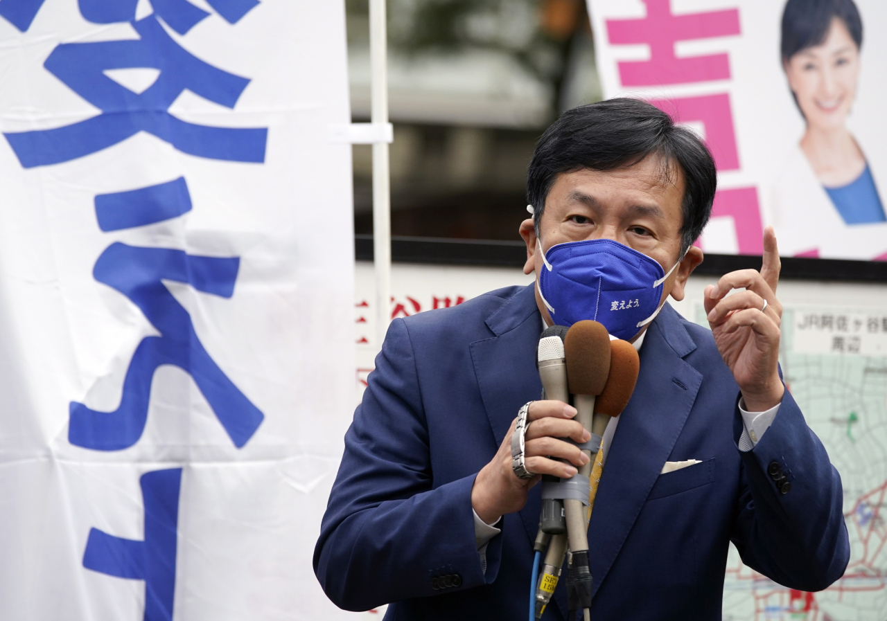 제1야당인 입헌민주당의 에다노 유키오(枝野幸男) 대표가 19일 일본 도쿄(東京)에서 중의원(하원) 총선 유세 현장에서 지지를 호소하고 있다. [EPA]
