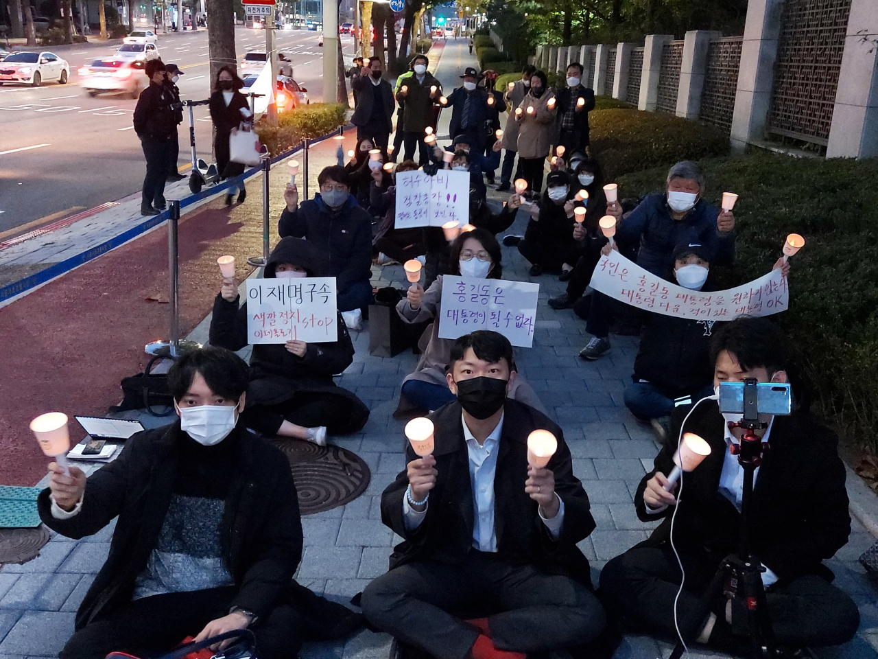 지난 24일 오후 5시30분께 서울 서초구 서초동 대검찰청 앞에서 ‘대장동 게이트’ 특검 수용을 촉구하는 시민들이 촛불집회를 열고 있다. 김희량 기자