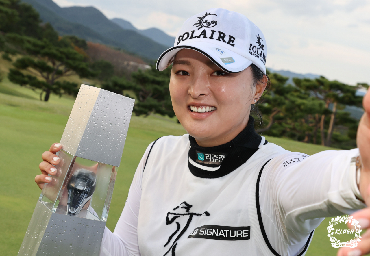 고진영이 24일 LPGA 인터내셔널 부산에서 열린 LPGA 투어 BMW 레이디스 챔피언십서 우승한 뒤 트로피와 함께 기념 촬영을 하고 있다. [KLPGA 제공]
