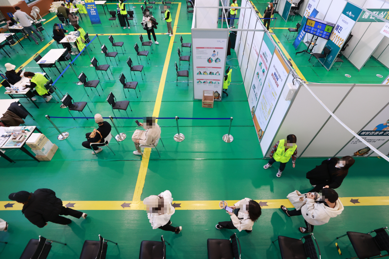 23일 오전 서울 관악구민종합체육센터에 마련된 신종 코로나바이러스 감염증(코로나19) 백신 접종센터를 찾은 시민들이 백신 접종을 받기 위해 차례를 기다리고 있다. 연합뉴스