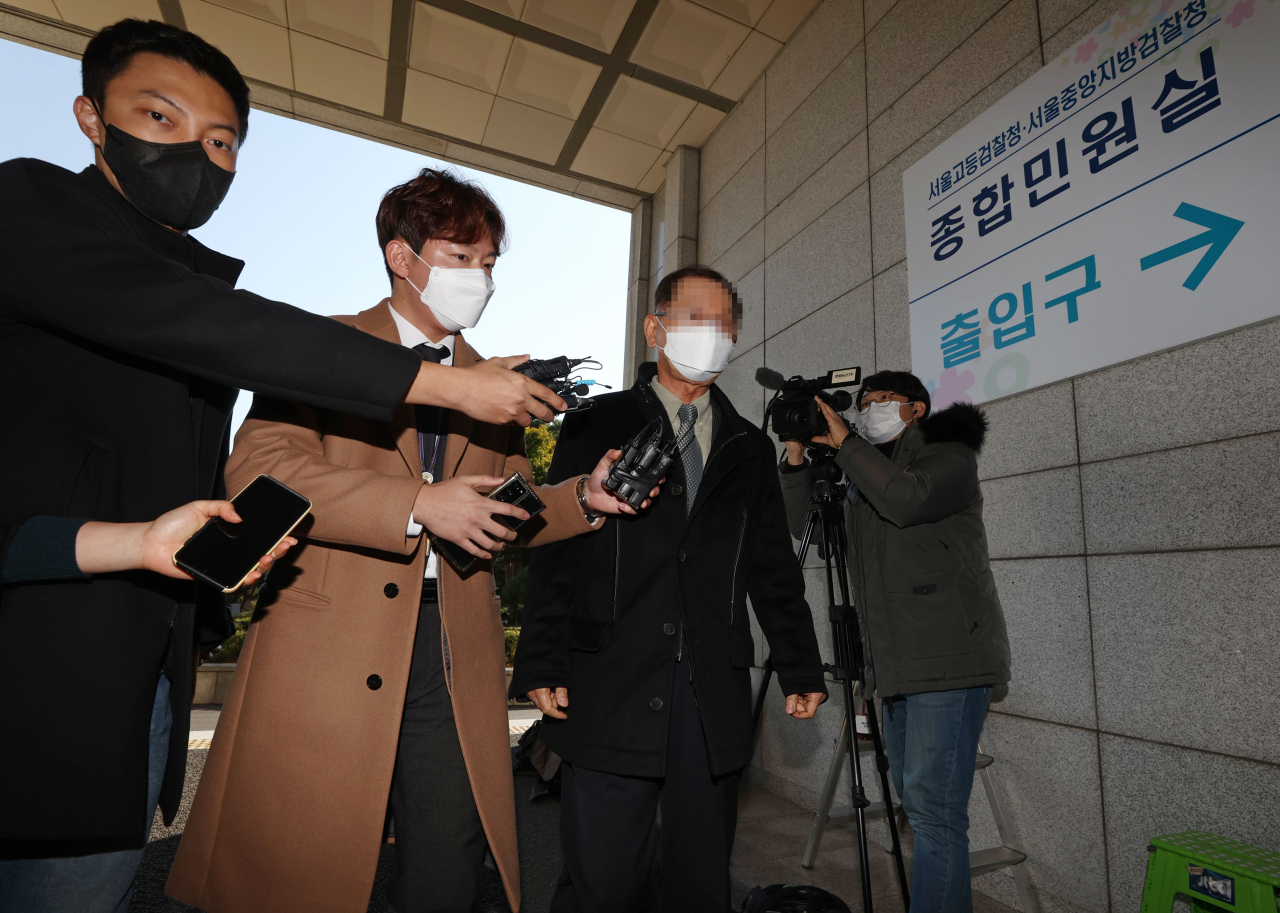 성남 대장동 개발 로비·특혜 의혹 사건과 관련해 검찰 조사를 받고 있는 황무성 성남도시개발공사 초대 사장이 지난 24일 오후 참고인 신분으로 소환돼 서울 서초구 서울중앙지검에 들어서고 있다. [연합]