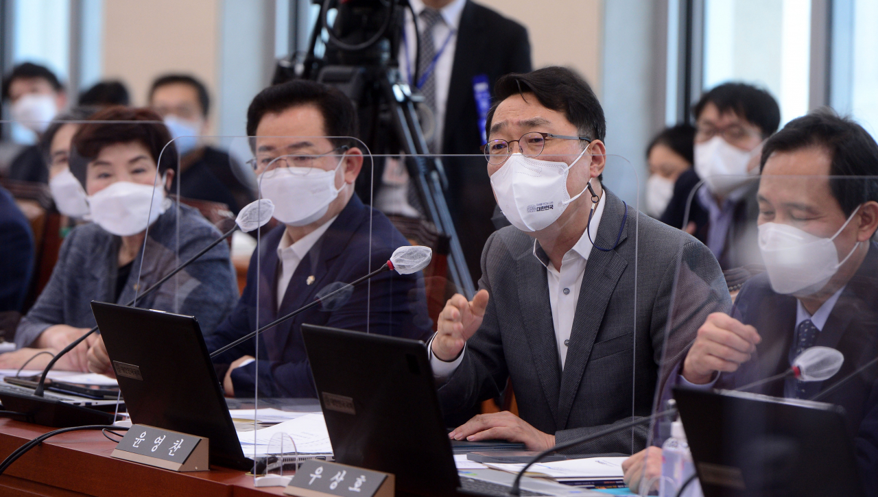 이달 1일 국회에서 열린 과학기술정보방송통신위원회의 과학기술정보통신부·우정사업본부·국립전파연구원 등에 대한 국정감사에서 윤영찬(오른쪽 두 번째) 더불어민주당 의원이 발언하고 있다. [연합]