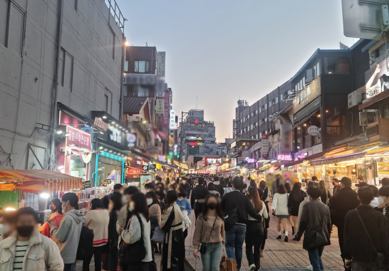 떠났던 버거·옷가게 컴백…홍대가 다시 뜨거워진다 [언박싱]