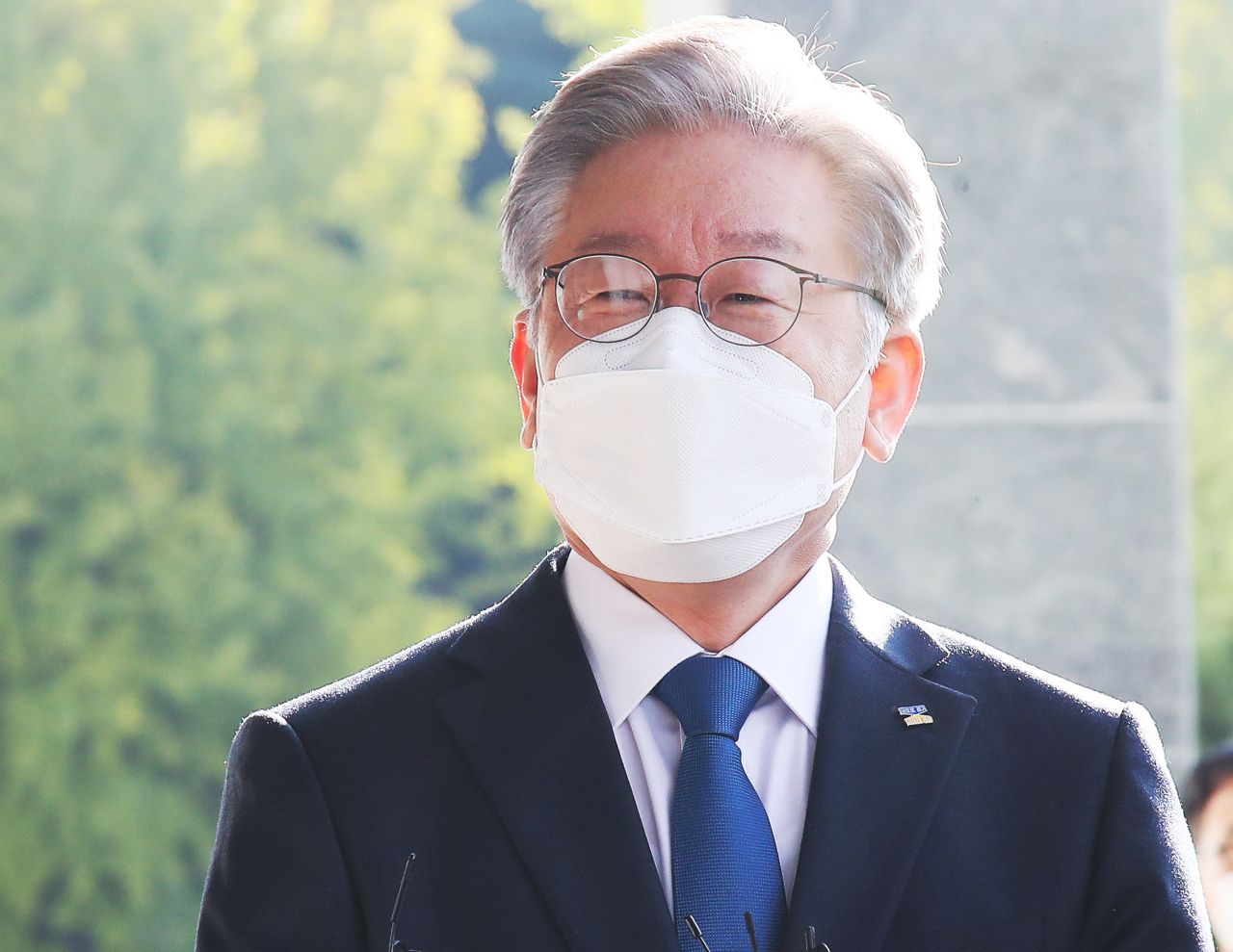 더불어민주당 대선 후보인 이재명 경기지사가 25일 오전 경기도 수원시 경기도청으로 출근하며 취재진 질문에 답하고 있다. [연합]