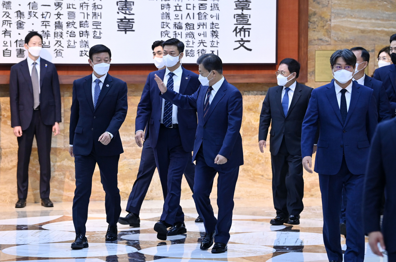문재인 대통령이 25일 오전 2022년도 예산안 시정연설을 위해 국회 본회의장으로 향하고 있다. [이상섭 기자]