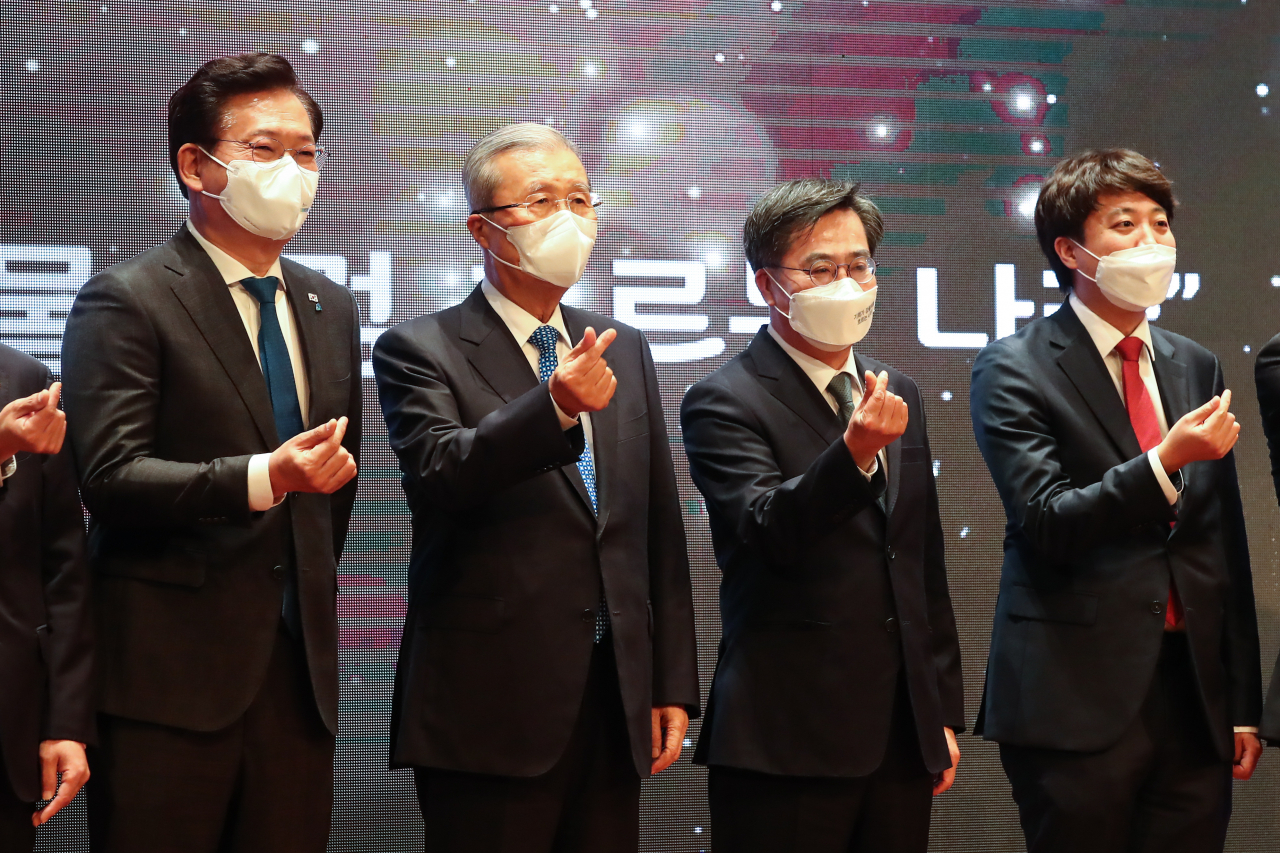 김동연 전 경제부총리(가운데)가 24일 오후 서울 마포구 누리꿈스퀘어에서 열린 '새로운 물결(가칭)' 창당 발기인 대회에서 기념촬영을 하고 있다. 왼쪽부터 더불어민주당 송영길 대표, 김종인 전 국민의힘 비상대책위원장, 김 전 경제부총리, 국민의힘 이준석 대표. [연합]