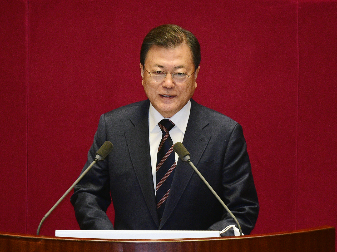문재인 대통령이 10월 25일 국회 본회의장에서 2022년도 예산안 시정연설을 하고 있다. [연합]