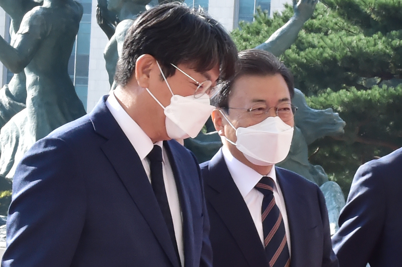 문재인 대통령은 25일 임기중 마지막 국회 예산안 시정연설에서 “대화와 외교를 통해 한반도에 평화와 번영을 위한 새로운 질서가 만들어지도록 끝까지 노력하겠다”고 밝혔다. 문 대통령이 국회에 도착 이춘석 국회사무총장의 영접으로 이동하고 있다. [연합]