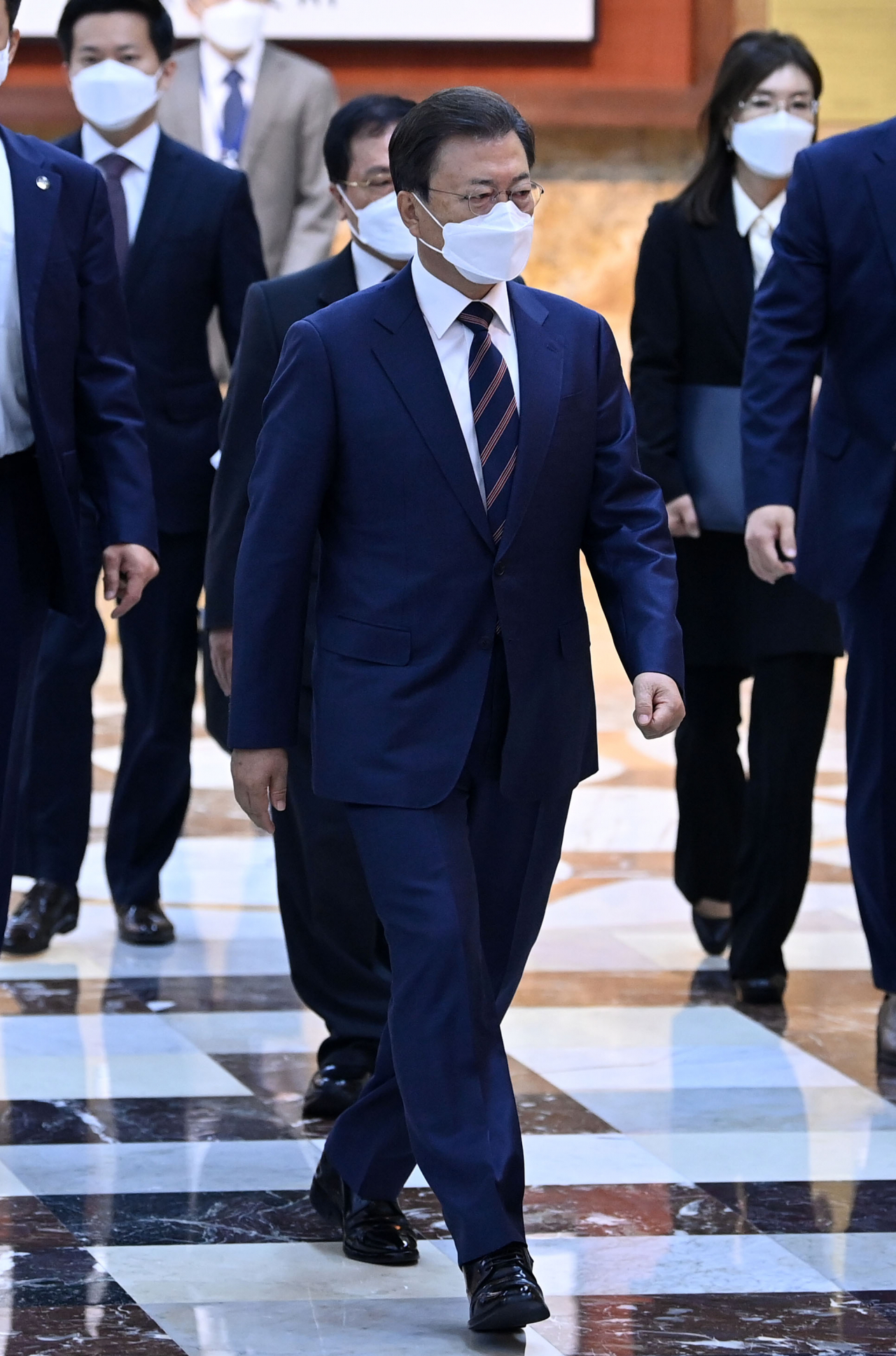 문재인 대통령이 25일 오전 2022년도 예산안 시정연설을 위해 국회 본회의장으로 향하고 있다. 연합뉴스