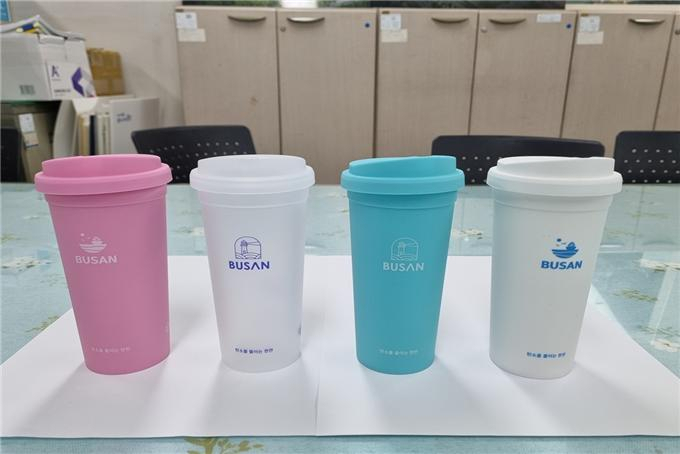 부산시가 일회용품 줄이기를 위해 재생가능한 재질로 제작한 부산E컵. [부산시 제공]