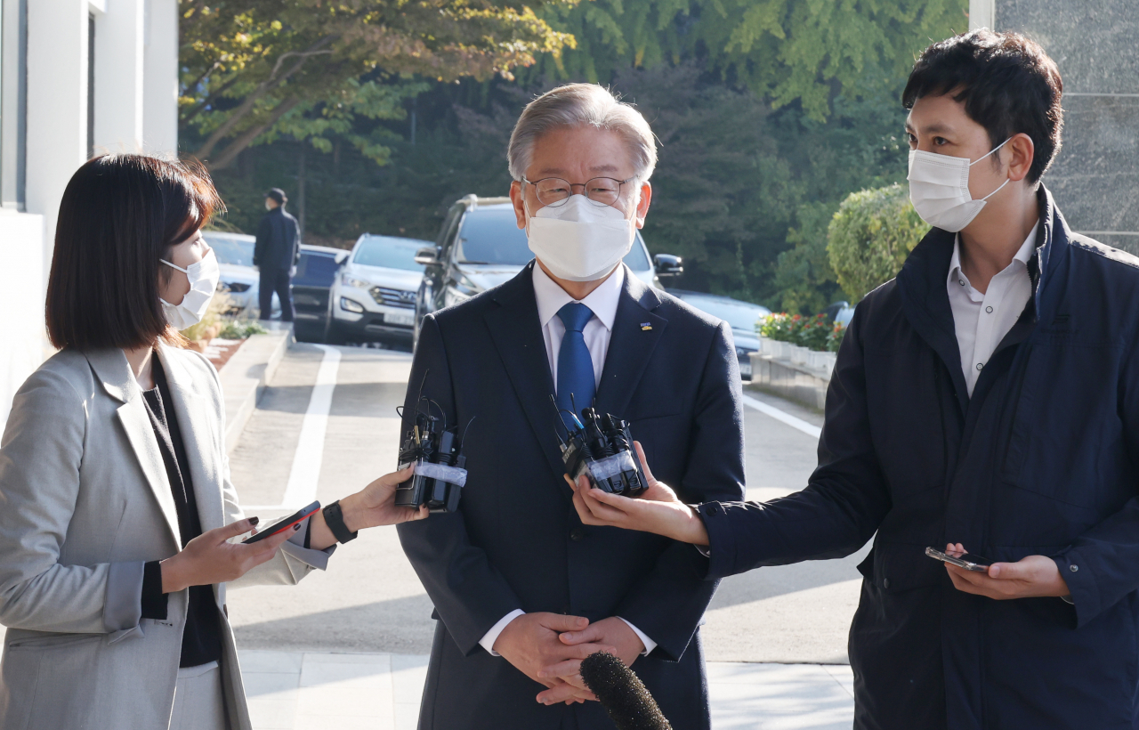 더불어민주당 대선 후보인 이재명 경기도지사가 25일 오전 경기도 수원 경기도청에 출근하며 기자들의 질문에 답하고 있다. 연합뉴스