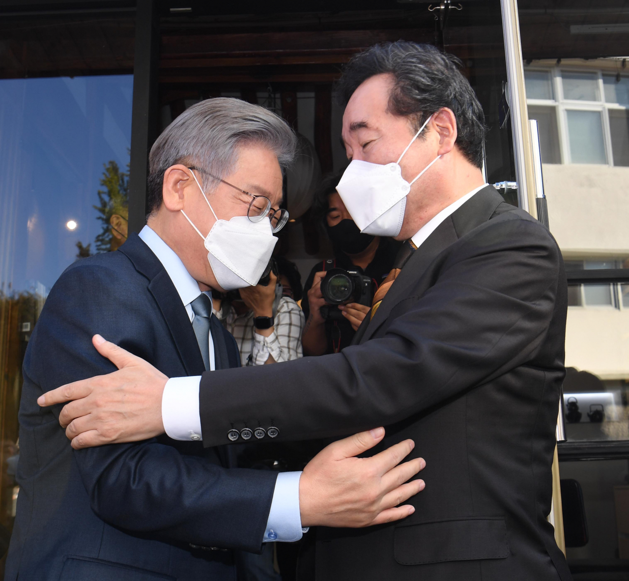 더불어민주당 대선 후보인 이재명 경기도지사와 이낙연 전 대표가 지난 10월 24일 오후 서울 종로구 안국동 한 찻집에서 회동하고 있다. [연합]