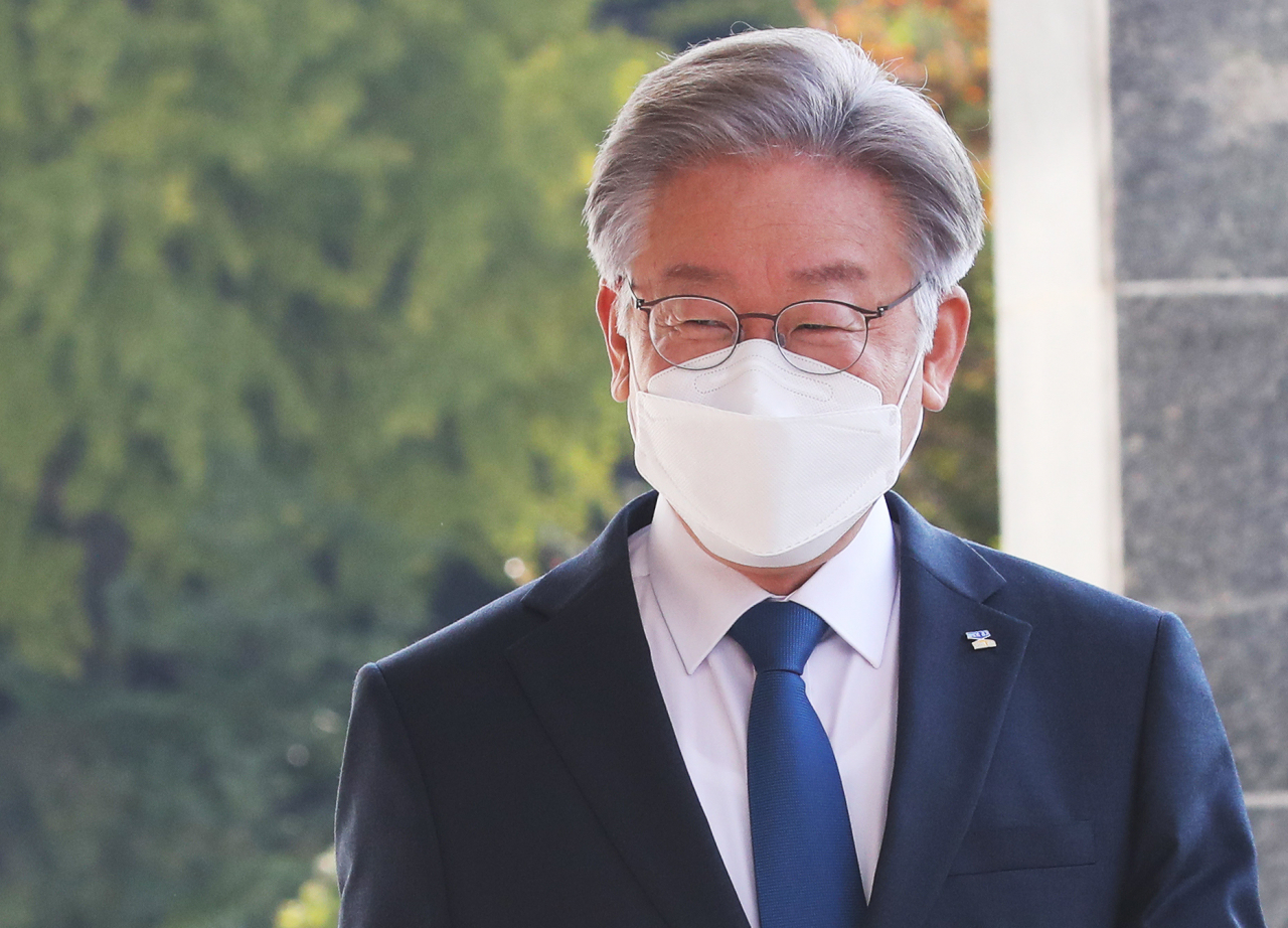 더불어민주당 대선 후보인 이재명 경기도지사가 25일 오전 경기도 수원시 경기도청으로 출근하며 미소를 짓고 있다. 이 후보는 이날 오전 경기도청에서 기자회견을 열어 경기도지사직에서 중도 사퇴했다. [연합]