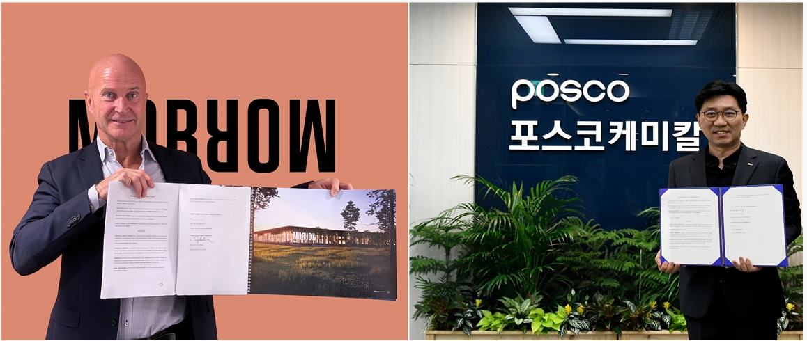 테르예 안데르센 모로우배터리 대표(왼쪽)와 정대헌 포스코케미칼 에너지소재사업부장(부사장)이 지난 21일 배터리 소재 개발 및 공급을 위한 업무협약을 체결하고 기념사진을 촬영하고 있다.[포스코케미칼 제공]