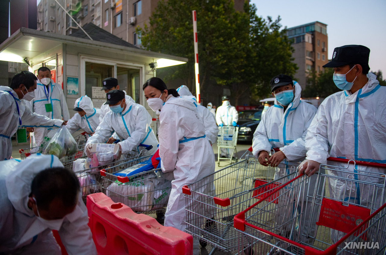중국 베이징에서 방역 당국자들이 지난 주말 코로나19 발생 위험이 높은 지역 주민들에게 각종 생필품을 제공하고 있다. [신화]