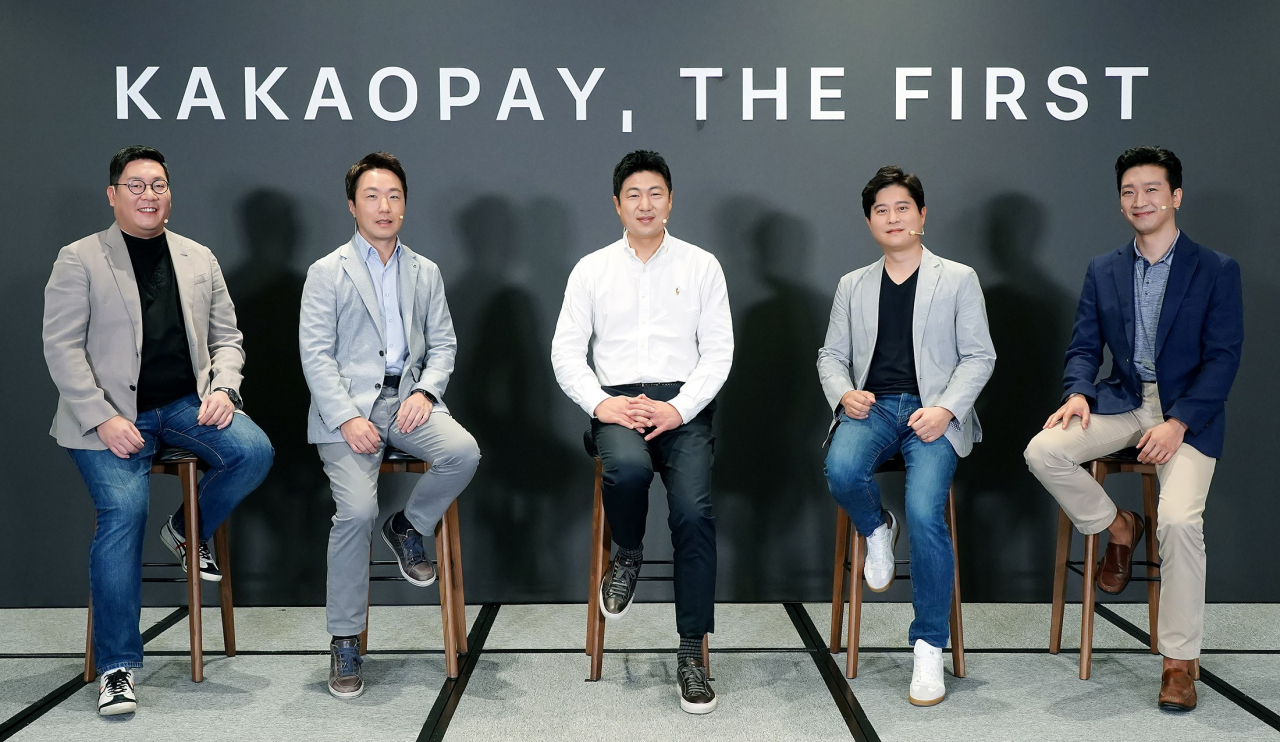 지난해 카카오페이 주요 경영진이었던 (왼쪽부터) 이진 CBO, 장기주 CFO, 류영준 CEO, 신원근 CSO, 이승효 CPO. 이들은 당시 적게는 5000주, 많게는 23만주까지 스톡옵션을 매도해 경영진 '먹튀' 논란을 일으켰다. [카카오페이 제공]