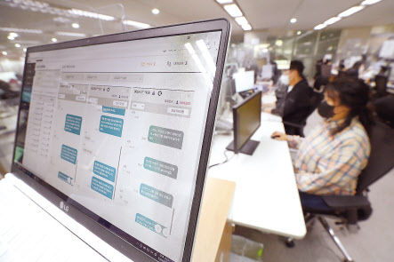 서울시 동작구의 KT 고객센터에서 직원들이 AI 상담 내용을 모니터링 하고 있다. [KT 제공]