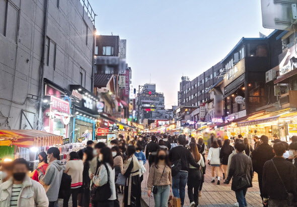 지난 주말 서울 마포구 홍대입구역 거리 풍경. 김빛나 기자