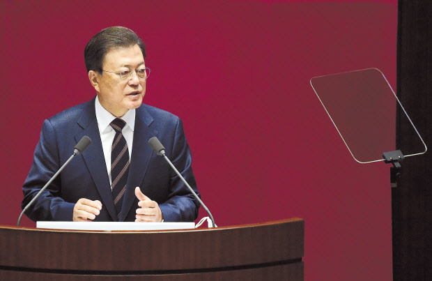 문재인 대통령이 25일 국회 본회의장에서 2022년도 예산안 시정연설을 하고 있다. 이상섭 기자