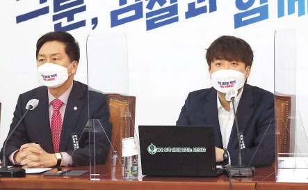 이준석 국민의힘 대표(오른쪽)가 25일 서울 여의도 국회에서 열린 최고위원회의에서 발언하고 있다. 이상섭 기자