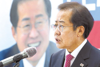 국민의힘 홍준표 대선 경선 후보가 24일 오후 서울 여의도 선거 캠프에서 언론자유 확대를 위한 방송개혁 공약 발표를 하고 있다.[연합]
