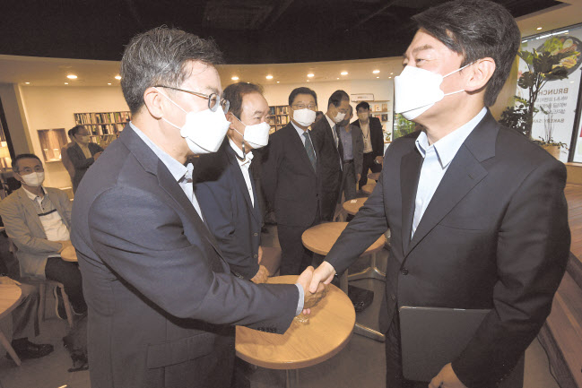 안철수 국민의당 대표와 대선 출마를 선언한 김동연 전 경제부총리가 13일 오전 서울 여의도의 한 카페에서 열린 ‘극중의 길, 민주공화국의 앞날’ 강연회에 참석해 악수하고 있다. 이상섭 기자