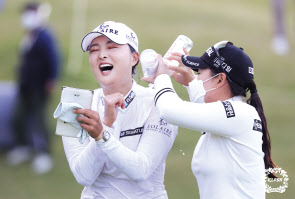 24일 부산 기장군 LPGA 인터내셔널 부산에서 열린 미국 여자프로골프(LPGA) 투어 BMW 레이디스 챔피언십 최종 라운드에서 고진영이 우승 후 이다연으로부터 축하 물세례를 받고 있다. [KLPGA 제공]
