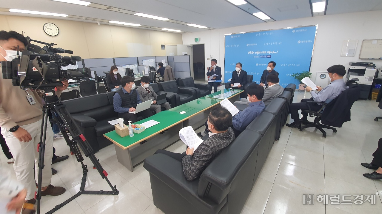 정민곤 광주도시공사 사장이 25일 광주시청 기자실을 찾아 첨단3지구 개발사업 추진경과 및 향후계획 등을 설명했다. 서인주 기자