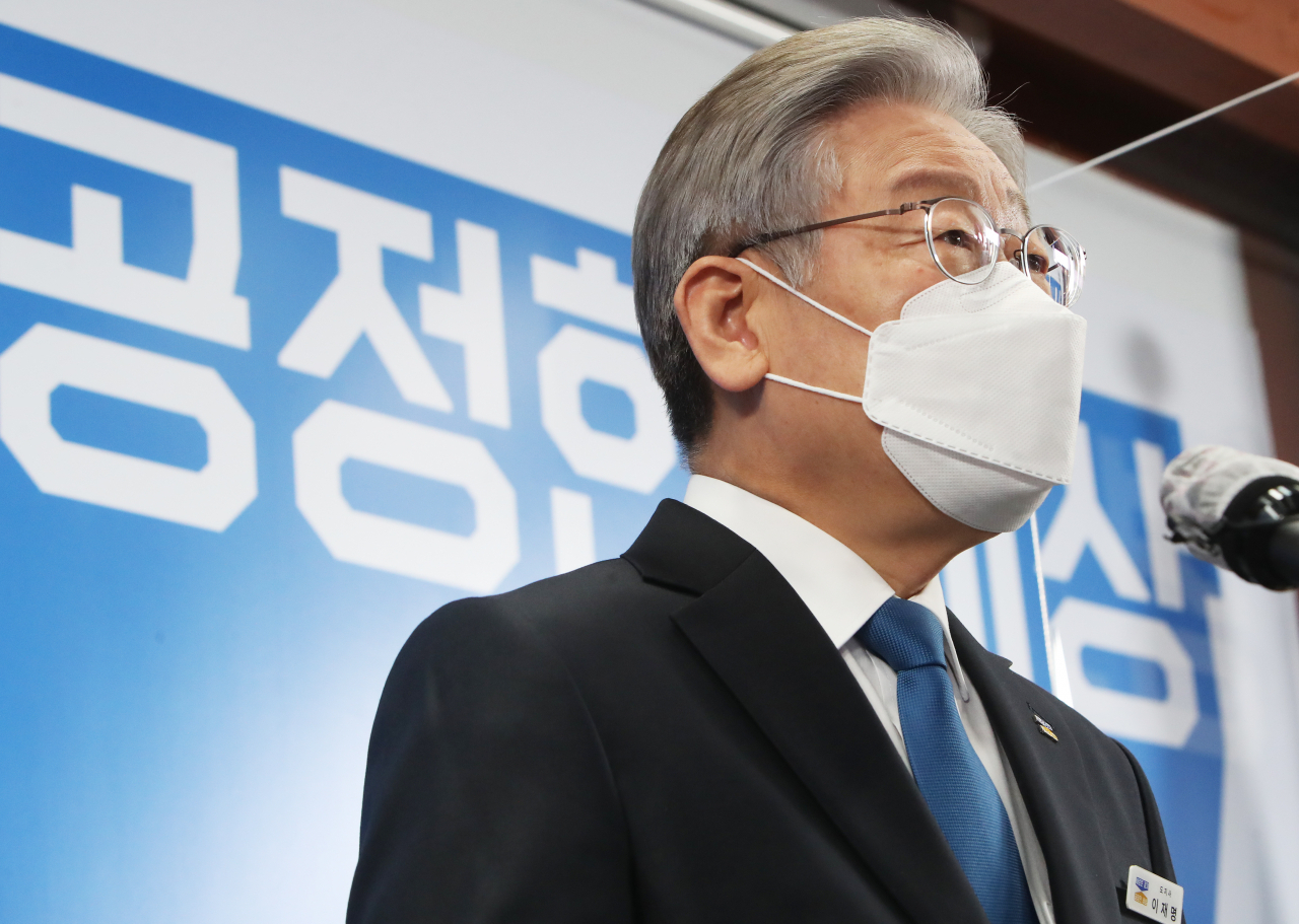 더불어민주당 대선 후보인 이재명 경기도지사가 25일 오전 경기도 수원시 경기도청에서 퇴임 기자회견을 하고 있다. [연합]