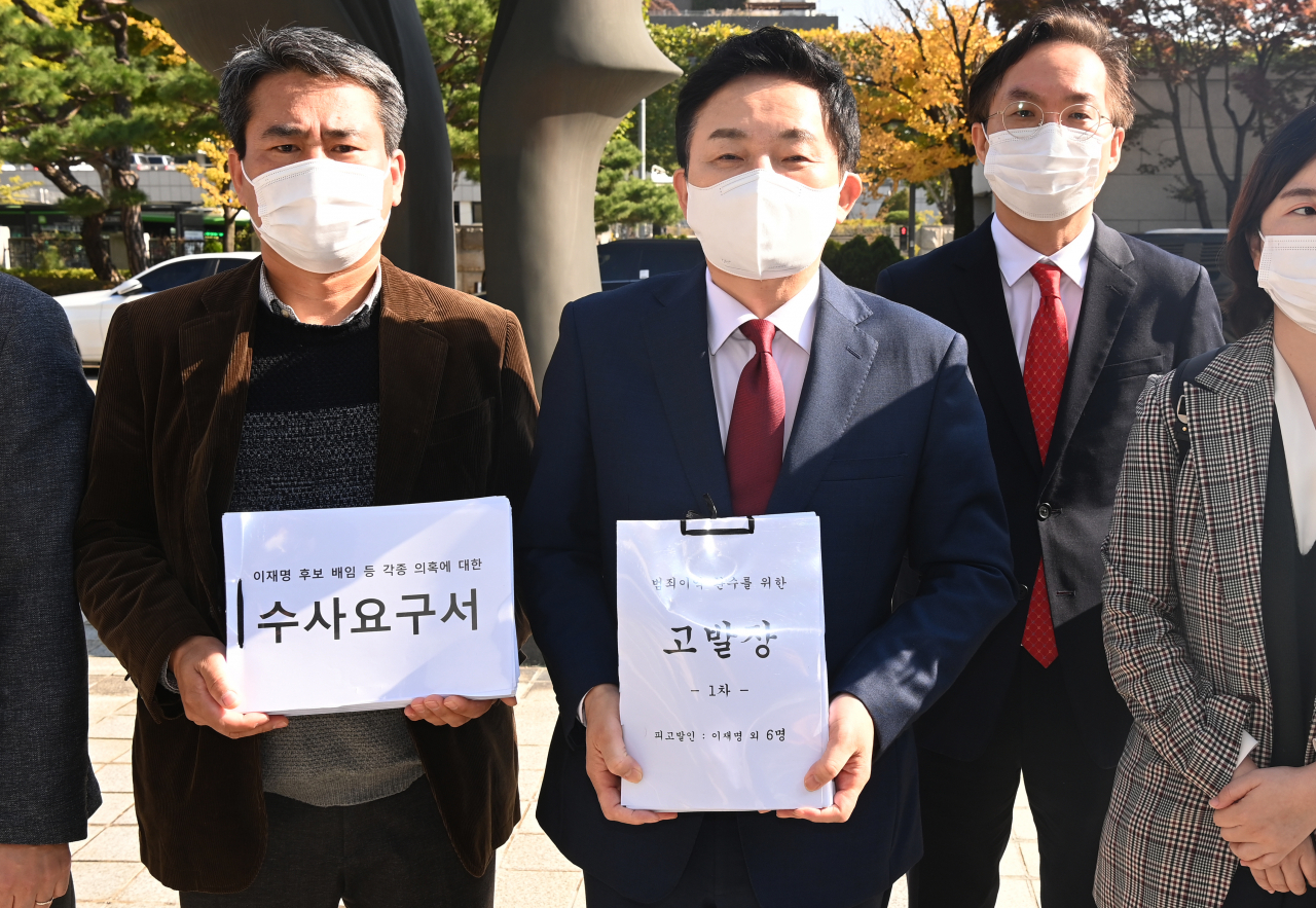 국민의힘 대권주자인 원희룡 전 제주지사가 25일 오전 서울 서초구 대검찰청을 방문, '이재명 후보 대장동 도시개발사업 관련 배임 의혹'에 대한 수사요구서와 국정감사 위증 혐의 등에 대한 고발장 제출에 나서고 있다. [연합]