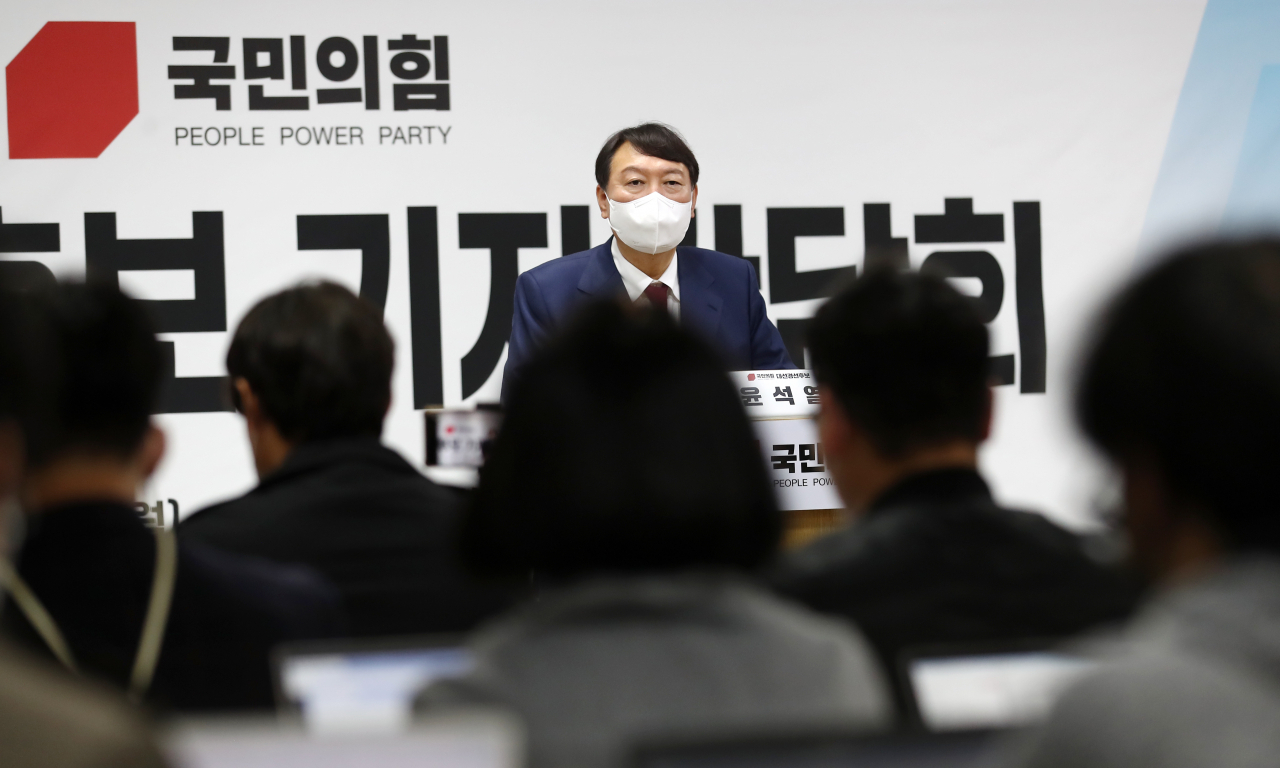 국민의힘 대권주자인 윤석열 전 검찰총장이 25일 오후 대전시 중구 대흥동 국민의힘 대전시당에서 기자회견을 하고 있다. [연합]