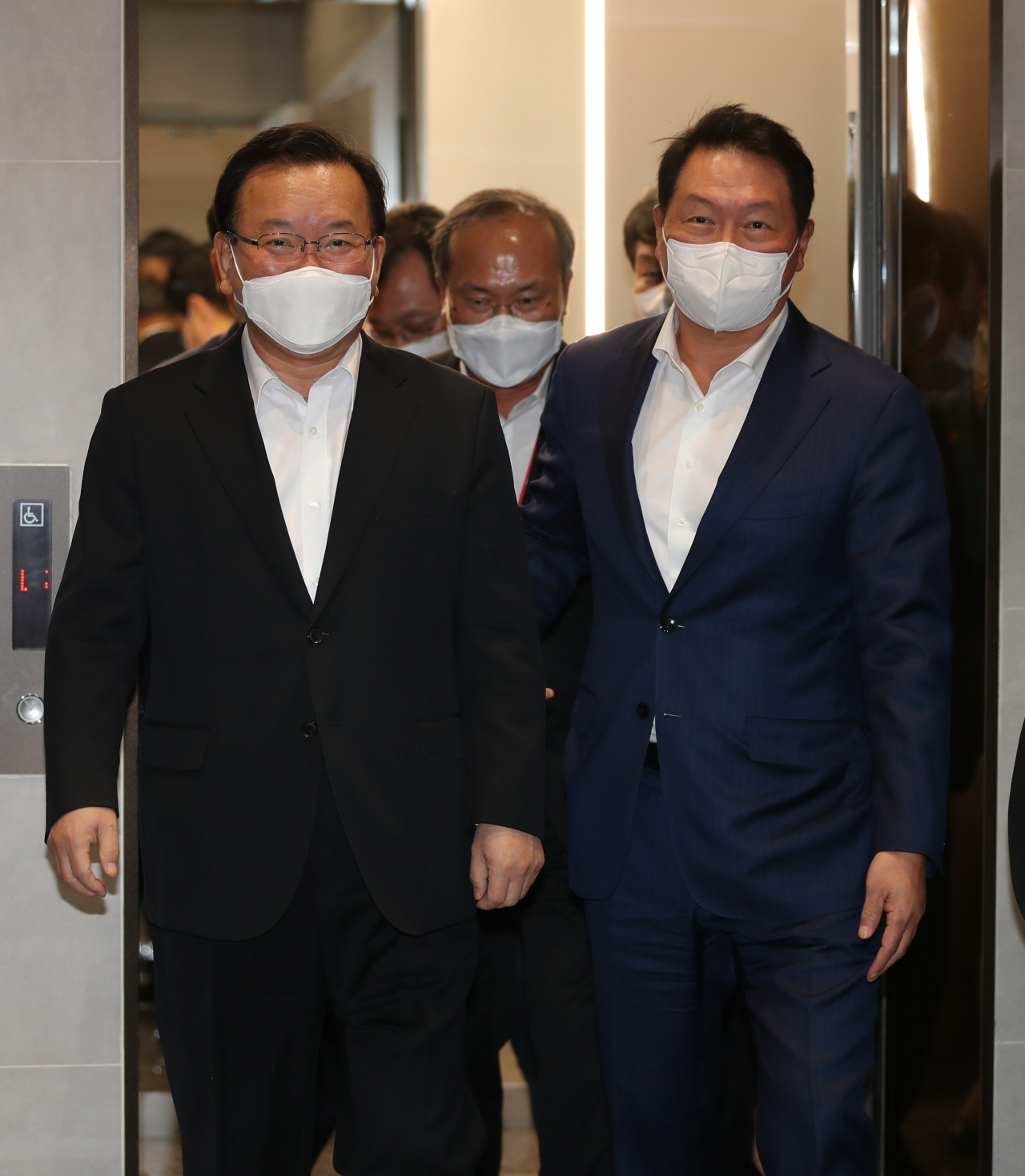 김부겸 국무총리가 25일 경기도 이천시 SK하이닉스 R&D센터에서 열린 '청년희망ON 행사'에 참석하기 전 최태원 SK회장의 안내를 받아 환담장으로 이동하고 있다. ［연합］