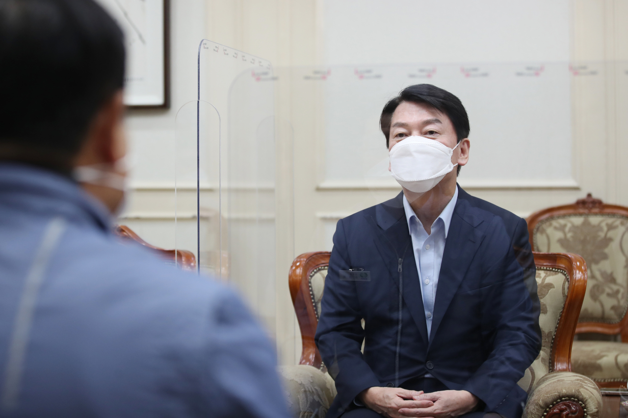 국민의당 안철수 대표가 25일 오후 전남 영광군 홍농읍 한빛원전 홍보관에서 관계자들과 간담회를 하고 있다. [연합]