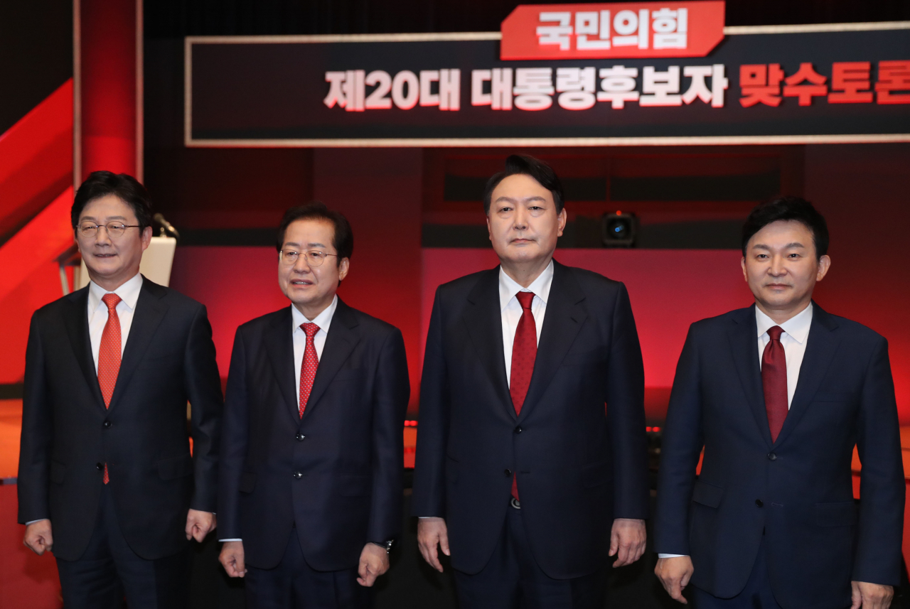 국민의힘 유승민(왼쪽부터), 홍준표, 윤석열, 원희룡 대선 경선 후보가 22일 오후 서울 마포구 YTN뉴스퀘어에서 열린 국민의힘 대선 경선 제6차 토론회 2차 맞수토론에 앞서 포즈를 취하고 있다. [연합]