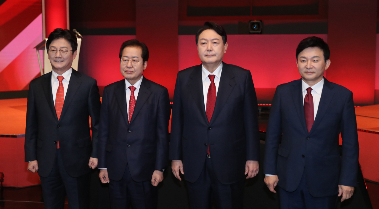 국민의힘 유승민(왼쪽부터), 홍준표, 윤석열, 원희룡 대선 경선 후보가 22일 오후 서울 마포구 YTN뉴스퀘어에서 열린 국민의힘 대선 경선 제6차 토론회 2차 맞수토론에 앞서 포즈를 취하고 있다. [연합]