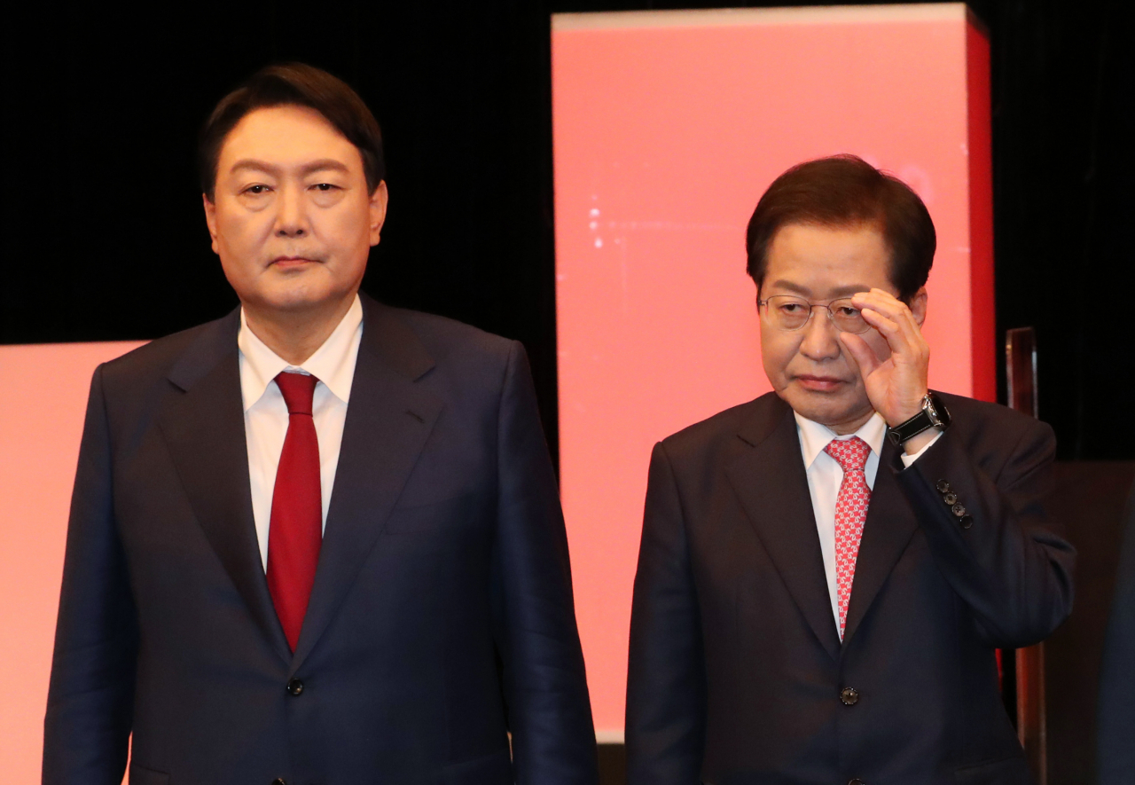 국민의힘 대선 경선 후보인 윤석열 전 검찰총장과 홍준표 의원이 25일 오후 대전시 서구 만년동 KBS대전방송총국에서 열린 국민의힘 대전·세종·충남·충북지역 대선 경선 후보 합동토론회 시작 전 기념사진을 찍고 있다. [연합]
