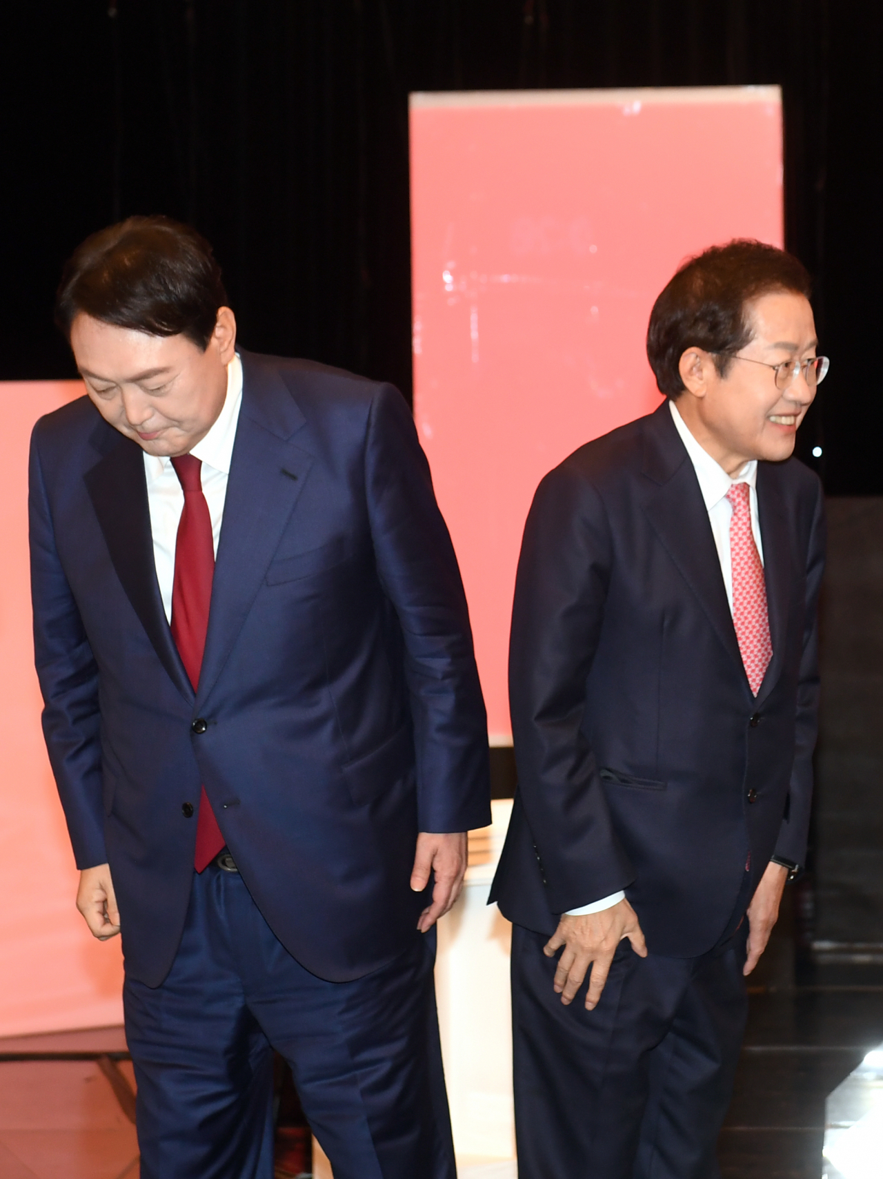 국민의힘 대선 경선 후보인 윤석열 전 검찰총장과 홍준표 의원이 25일 오후 대전시 서구 만년동 KBS대전방송총국에서 열린 국민의힘 대전·세종·충남·충북지역 대선 경선 후보 합동토론회에 참석하고 있다. [연합]