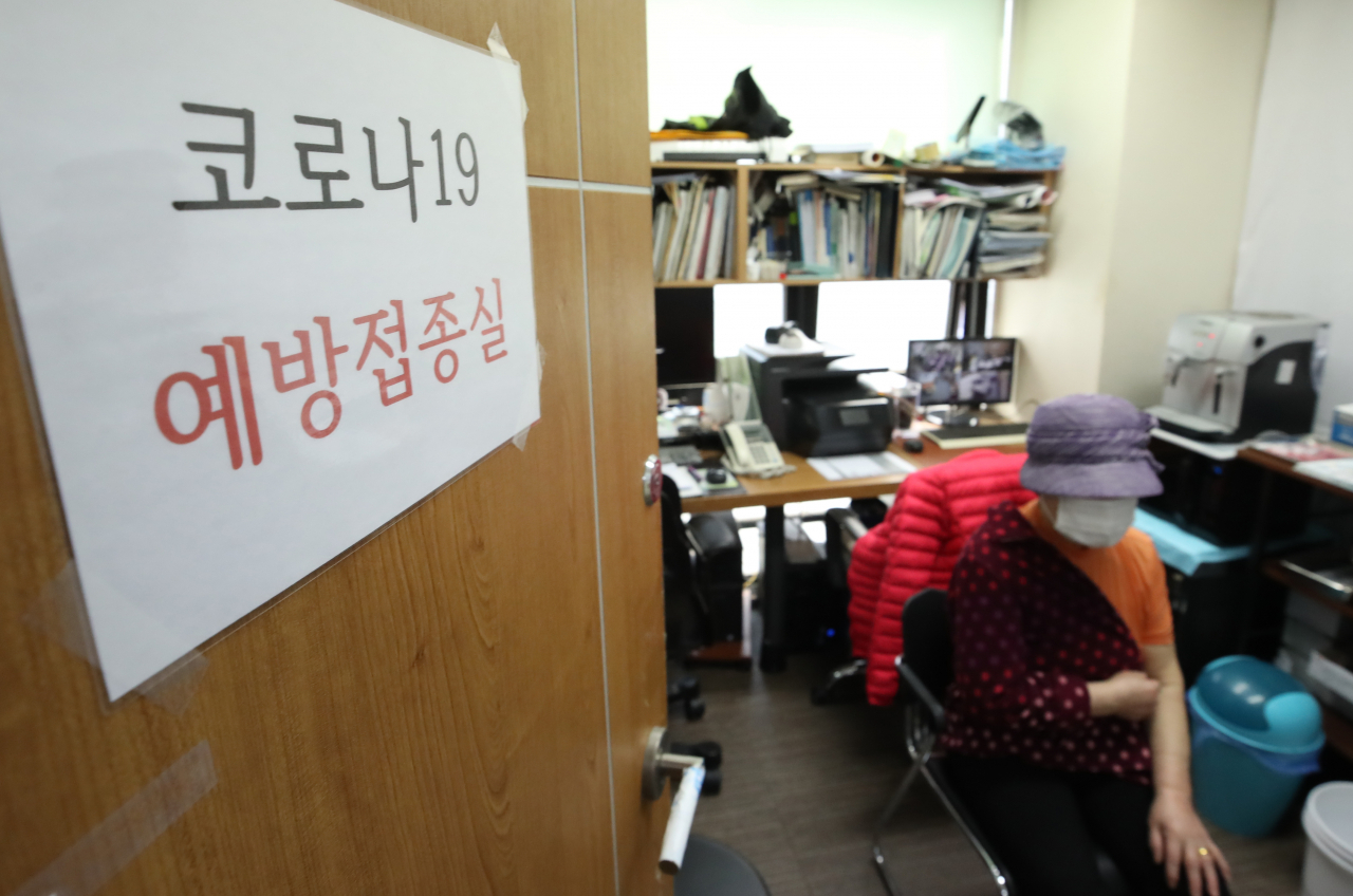 25일 서울 동작구의 한 의원에서 시민이 백신 추가접종을 받고 있다. [연합]