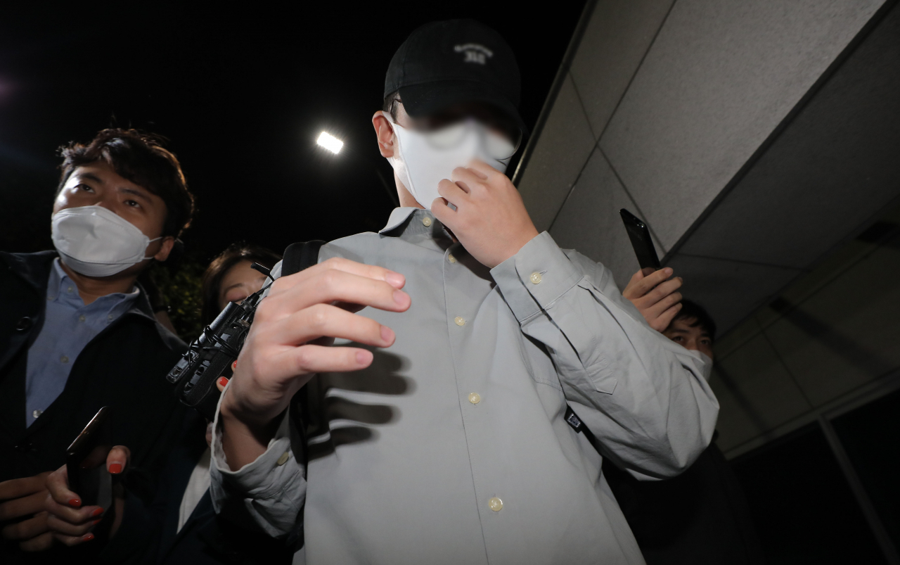 성남시 대장동 개발사업 특혜 의혹을 받는 화천대유자산관리에서 퇴직금 50억원을 받은 곽상도 의원 아들이 8일 오후 경기도 수원시 경기남부경찰청에서 조사를 마치고 나오고 있다. [연합]