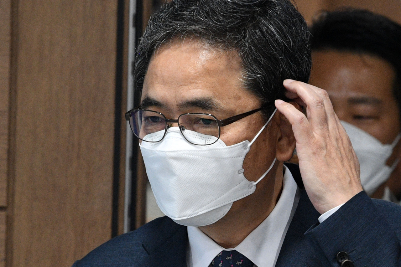 무소속 곽상도 의원이 아들의 '화천대유 퇴직금 50억원' 논란과 관련 2일 오전 서울 여의도 국회 소통관에서 국회의원직 사퇴 기자회견을 마친 뒤 기자회견장을 나서고 있다.[연합]